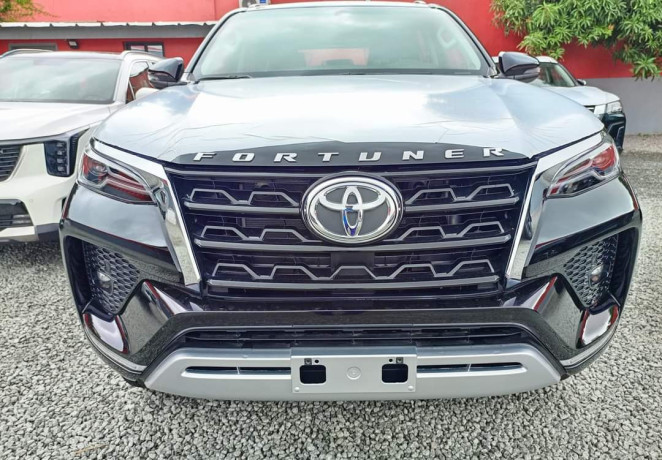 toyota-fortuner-sr5-v6-big-4