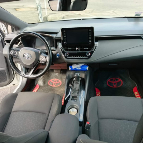 toyota-corolla-hybrid-big-1