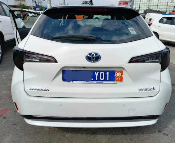 toyota-corolla-hybrid-big-4