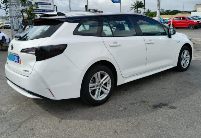 toyota-corolla-hybrid-big-3