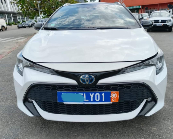 toyota-corolla-hybrid-big-2