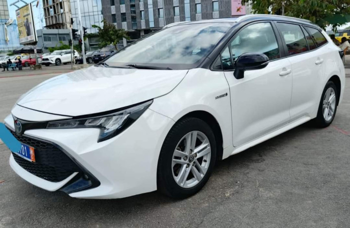 toyota-corolla-hybrid-big-0