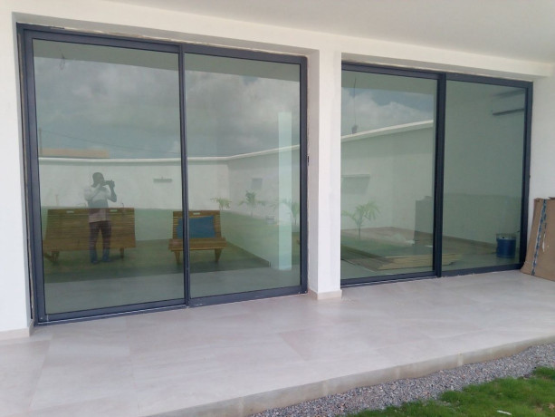 fenetre-coulissante-pvc-et-aluminium-big-0