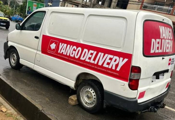 toyota-hiace-fourgonnette-big-1