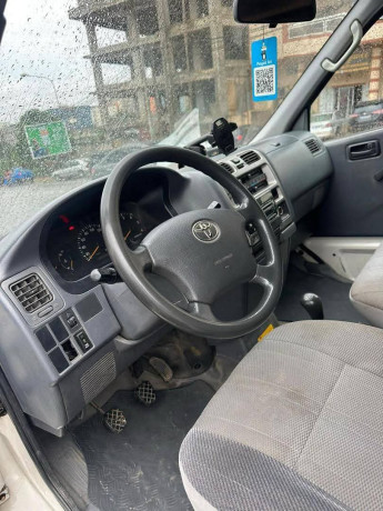 toyota-hiace-fourgonnette-big-3