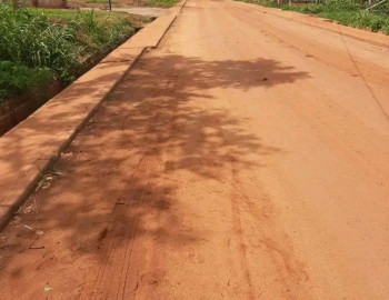 Terrain titré à quelques mètres du goudron sis à Tsinga village à vendre