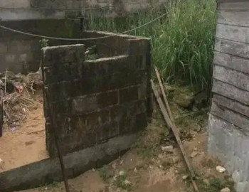 Voici un terrain sec en plein Deido au niveau du drain 100m de la route bien accessible.