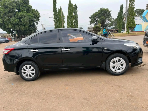 toyota-yaris-sedan-big-0