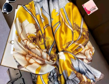 Foulards chics à vendre. Les couleurs sont disponibles