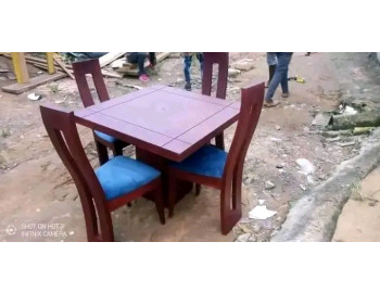 Salle à manger faite avec un bois impécable à vendre