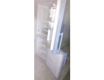 Grand frigo à vendre en vide grenier. Consomme peu et glace bien