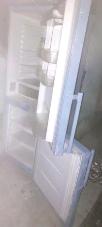 grand-frigo-a-vendre-en-vide-grenier-consomme-peu-et-glace-bien-big-0