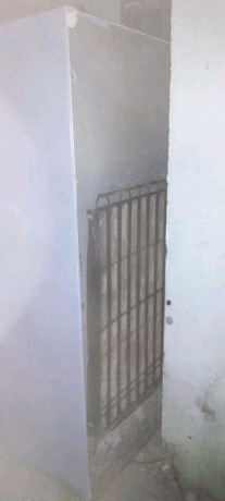 grand-frigo-a-vendre-en-vide-grenier-consomme-peu-et-glace-bien-big-1