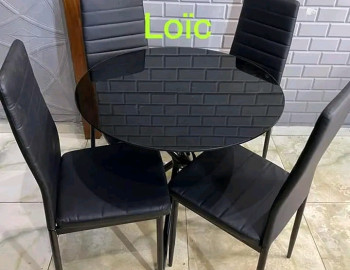 Salles a manger importées 4 places