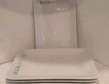 Vaisselle authentique en porcelaine.