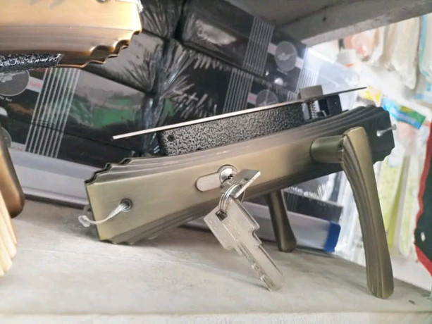 des-serrures-de-porte-10000f-partout-prix-ferme-big-0