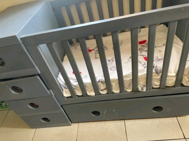 berceau-colle-a-une-commode-big-1