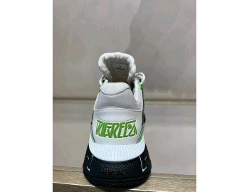 Chaussure à vendre après réservation