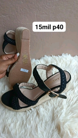 chaussures-en-provenance-de-suisse-en-vente-big-1