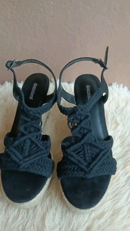 chaussures-en-provenance-de-suisse-en-vente-big-0