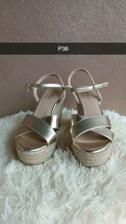 chaussures-en-provenance-de-suisse-en-vente-big-2