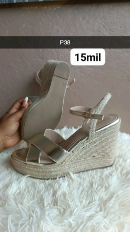 chaussures-en-provenance-de-suisse-en-vente-big-3