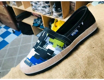 Chaussure à vendre. Il reste la seule pièce.