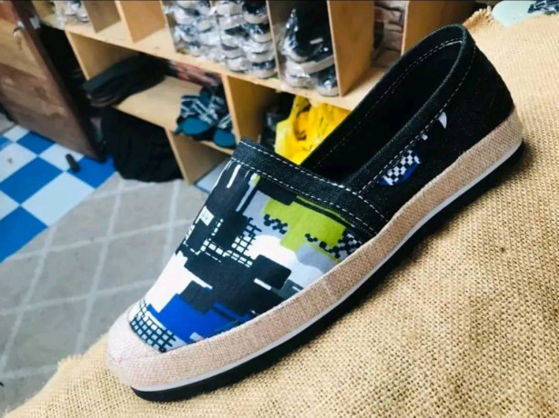 chaussure-a-vendre-il-reste-la-seule-piece-big-0