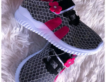 Chaussures nouveaux et anciens nés à vendre