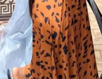 Jolie robe décoltée disponible