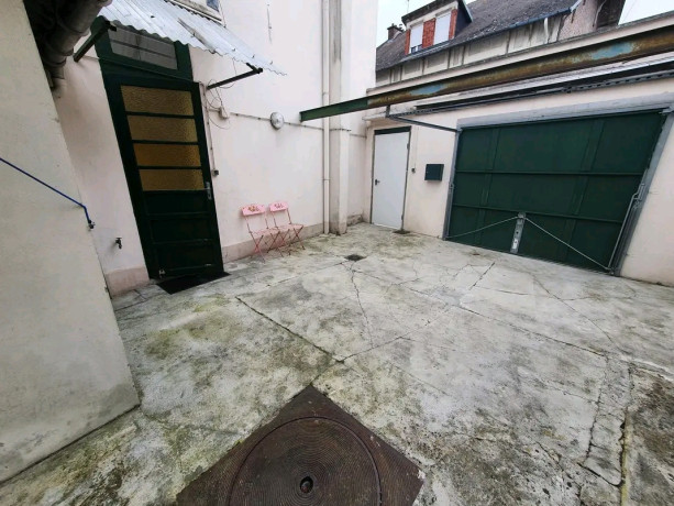 jolie-maison-de-135-m2-a-deux-pas-du-parc-des-champs-elysees-big-0