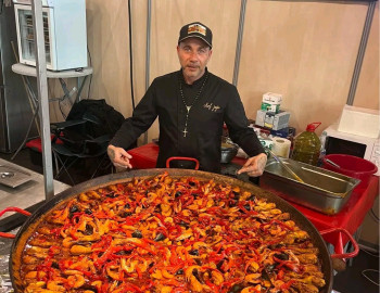 Bonjours pour toute évènement paella au choix buffet froid à la carte et plein dautres plats  me contacter
