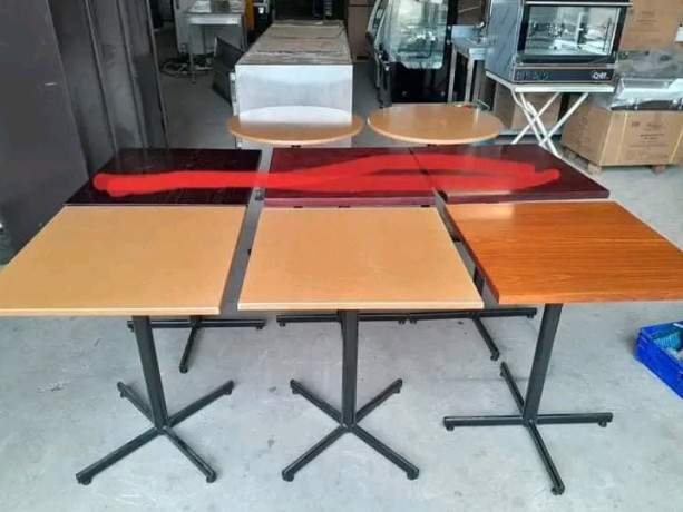 5-tables-pour-restaurant-ou-autre-plateaux-en-bois-de-qualites-pro-60x60-pieds-en-metal-big-1